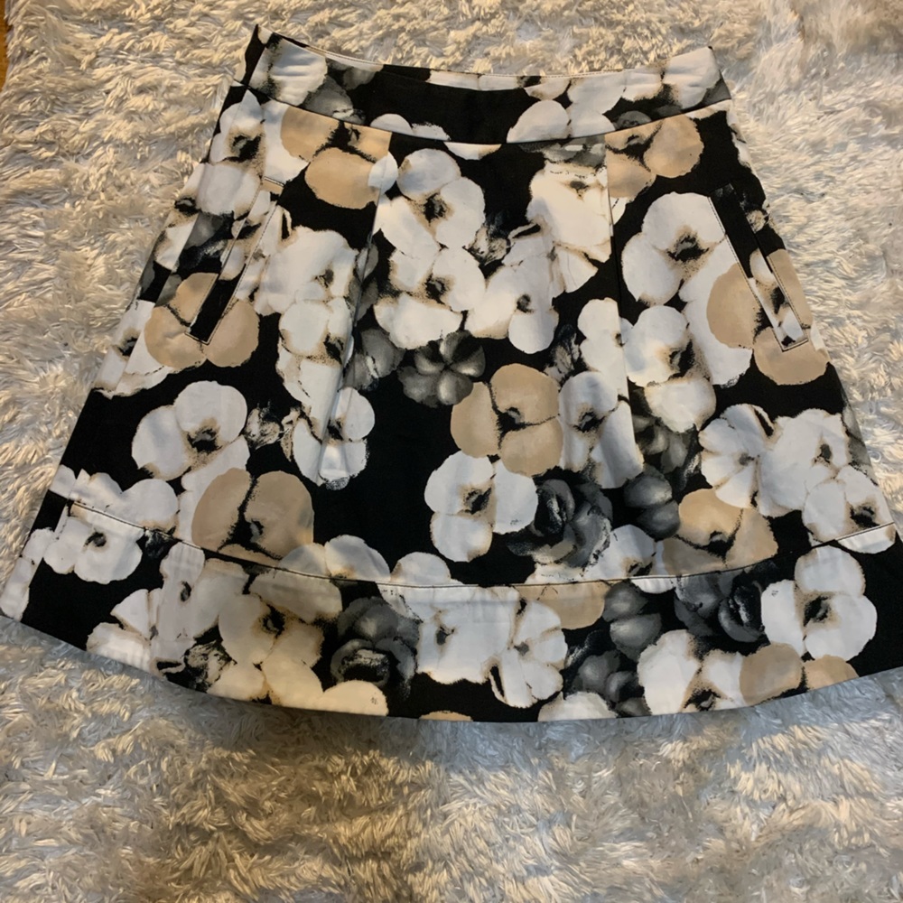 NWOT White House Black Market Neutral Floral Skirt Size 2 GORGEOUS